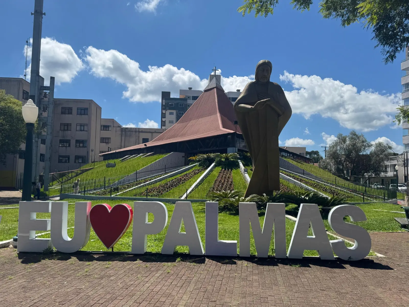 Parquinho Central e Praça Bom Jesus passam por melhorias