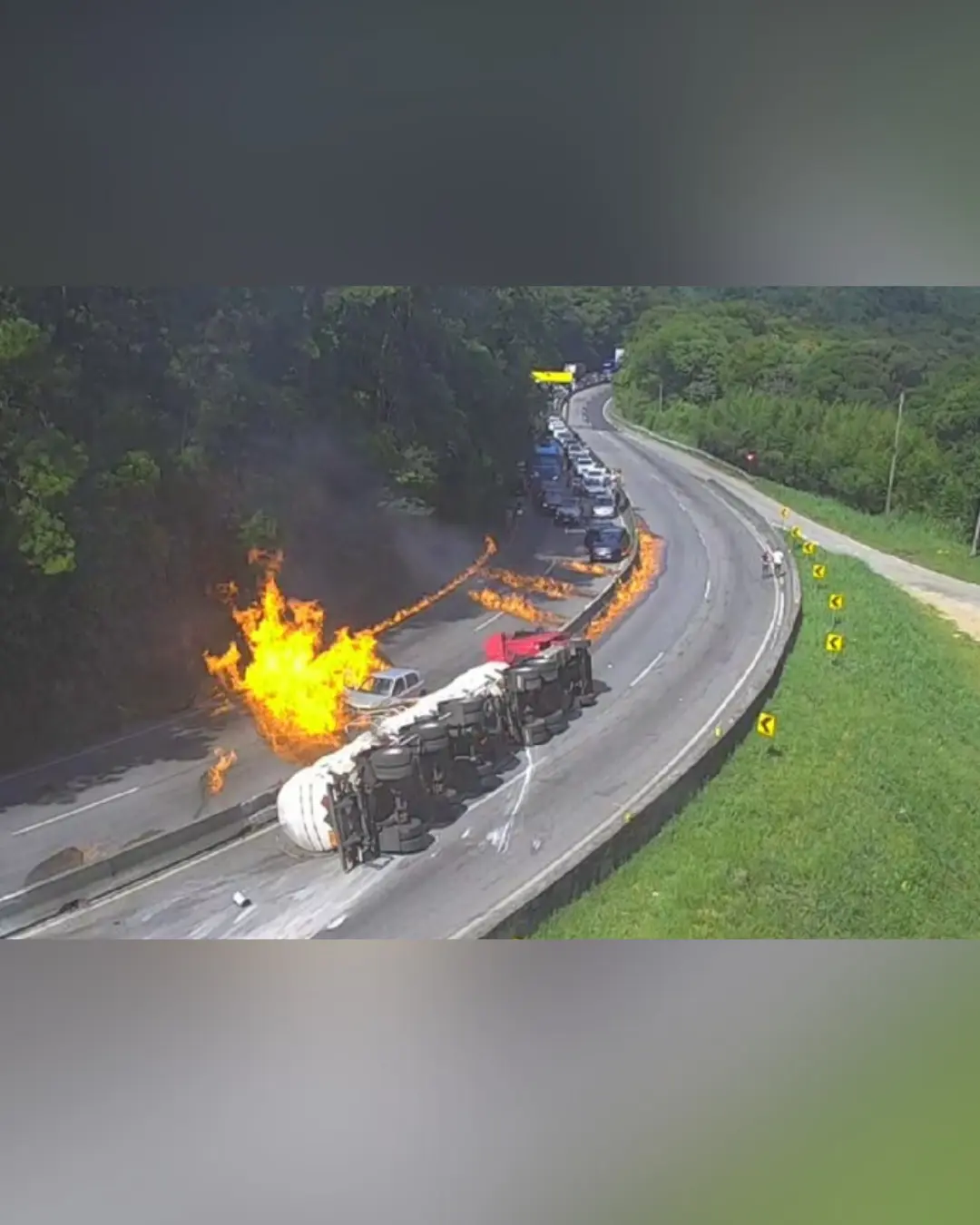 Acidente com carreta de etanol provoca incêndio e interdita BR-101 em Palhoça Acidente com carreta de etanol provoca incêndio e interdita BR-101 em Palhoça
