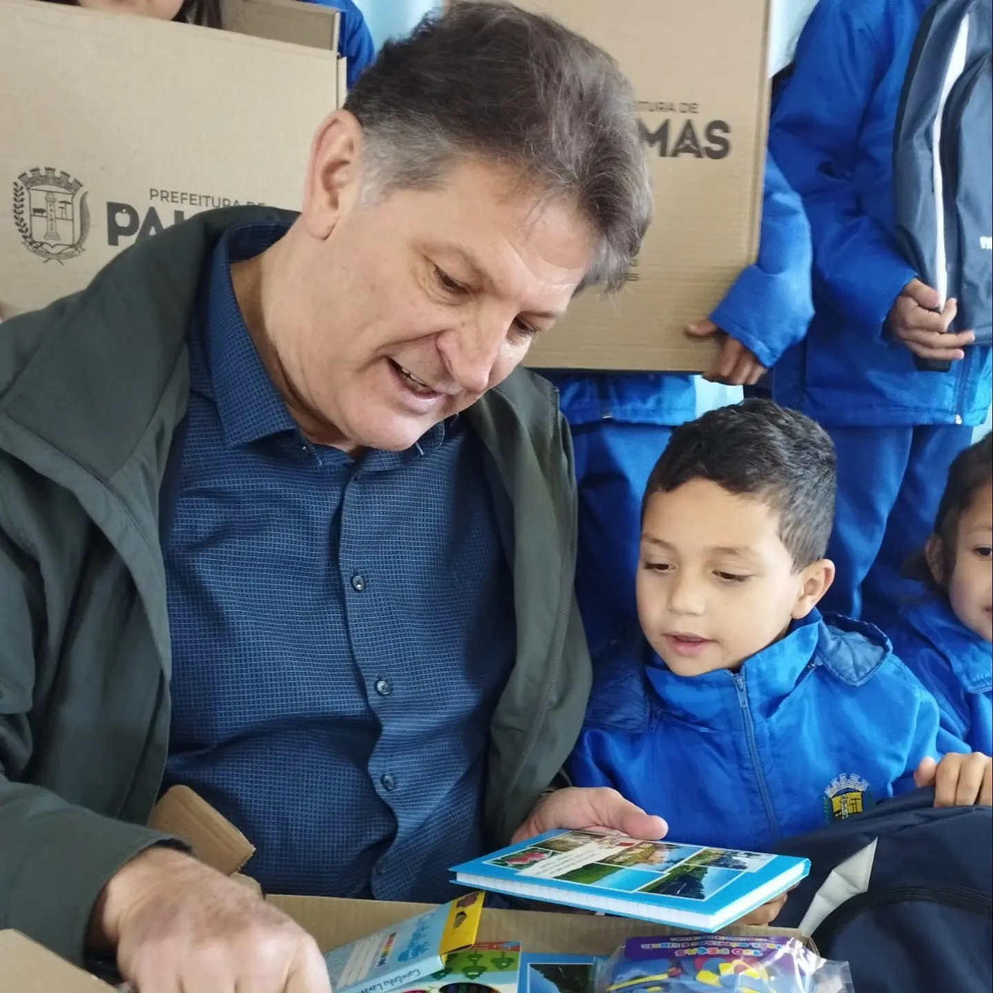 Educação em ação: mais de 5.600 alunos da Rede Municipal recebem kits escolares Educação em ação: mais de 5.600 alunos da Rede Municipal recebem kits escolares