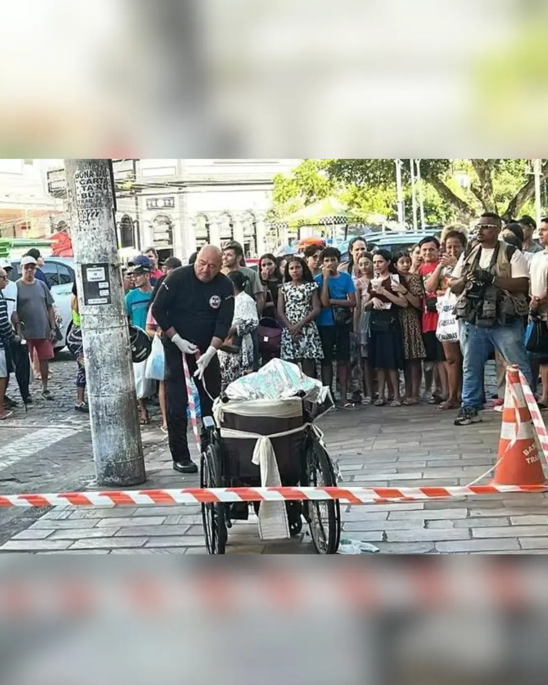 Homem é preso em Manaus ao pedir esmolas com corpo do avô morto em cadeira de rodas
