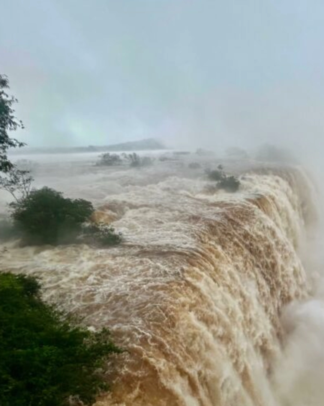 Imagem de destaque - Vazão das Cataratas do Iguaçu está cinco vezes acima do normal