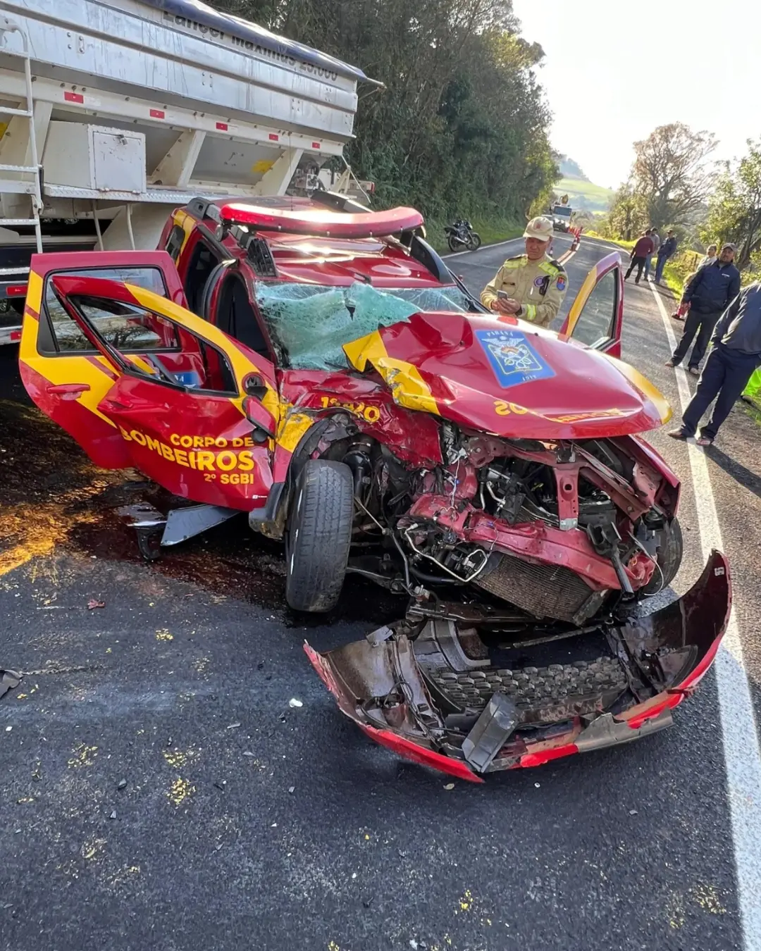 Grave acidente envolve caminhão e veículo do Corpo de Bombeiros em Coronel Vivida