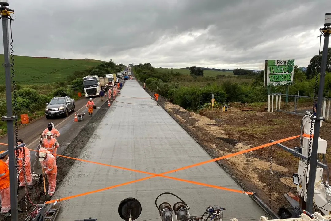 Imagem de destaque - Estado executa rodovia em concreto no Sudoeste e grandes obras na RMC e Londrina