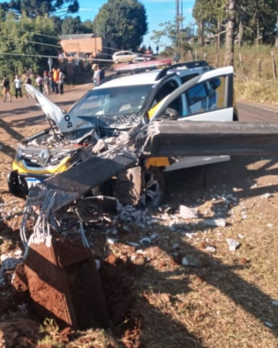 Viatura da PM colide com poste durante perseguição a motociclista em Palmas