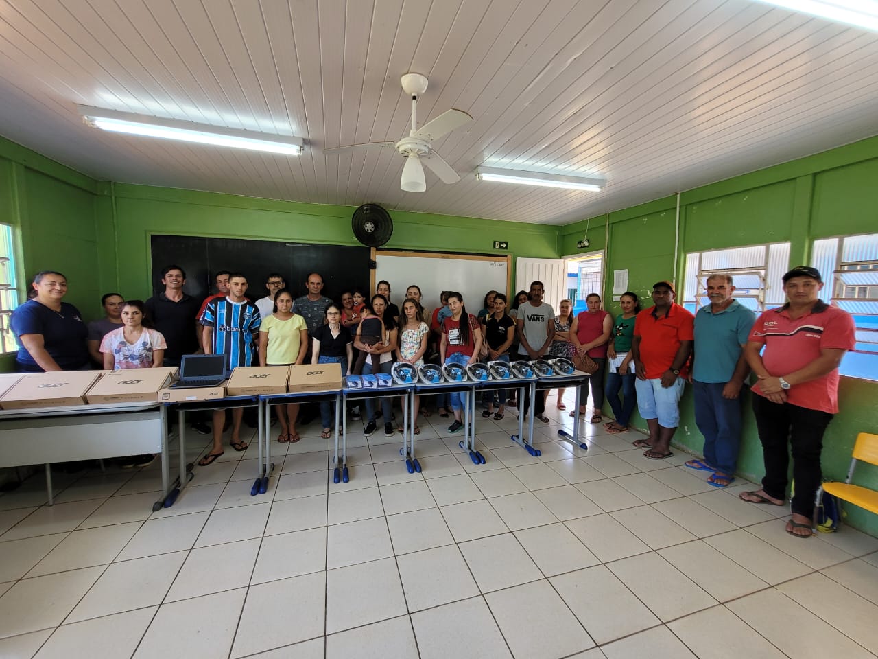 Escola domingosoarense recebe kit de informática