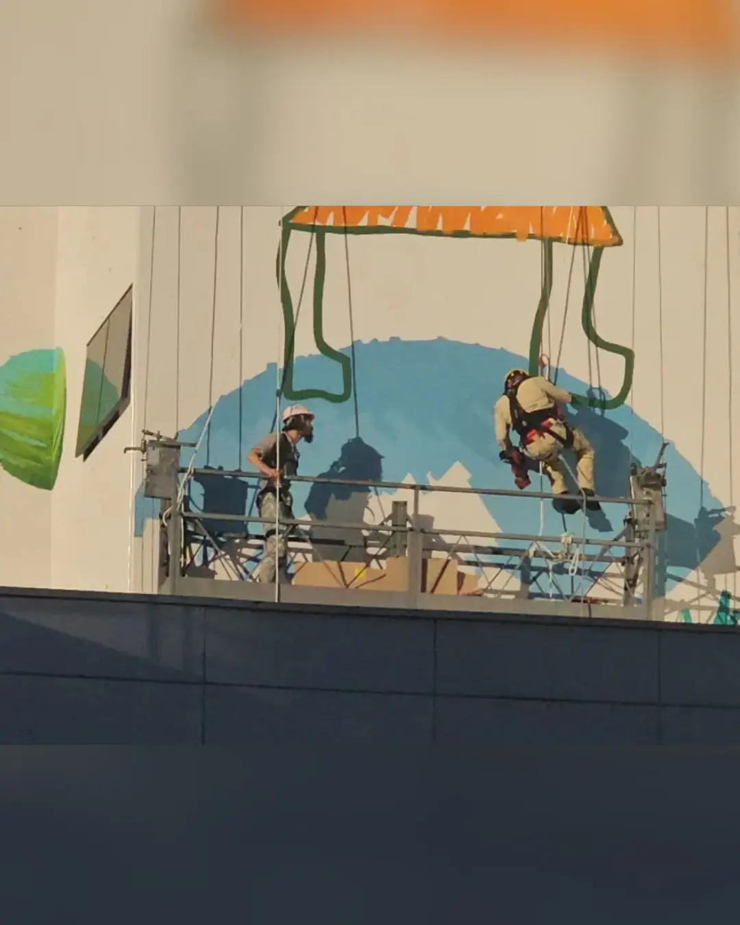 Artistas ficam pendurados durante pintura de fachada no Hospital Pequeno Príncipe, em Curitiba